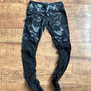 ALO black and grey camo athletic leggings